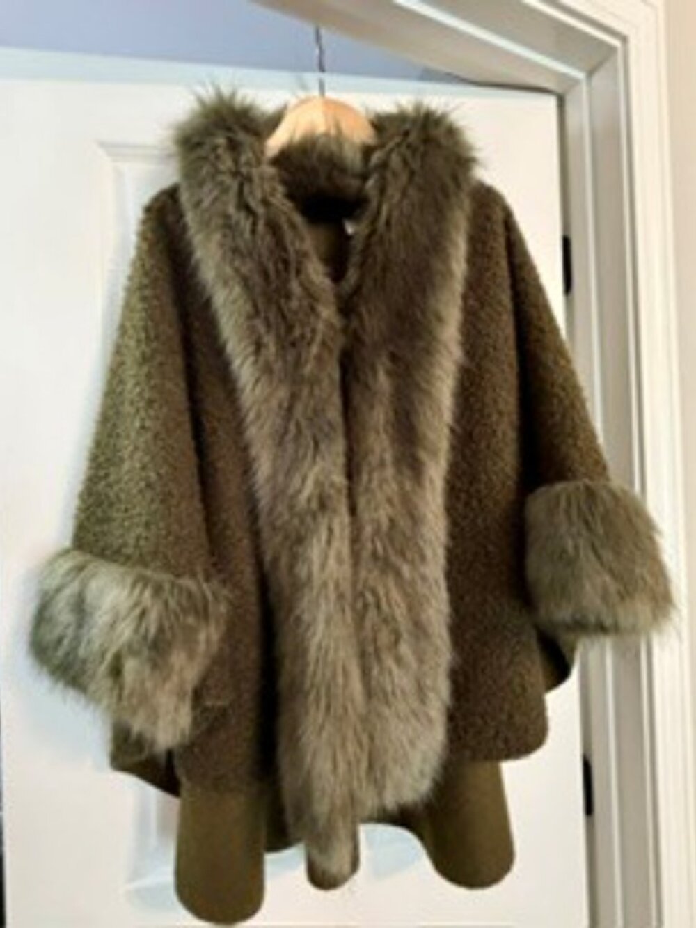 Faux Fur Trimmed Bouclé Cape. - Picture 4 of 4